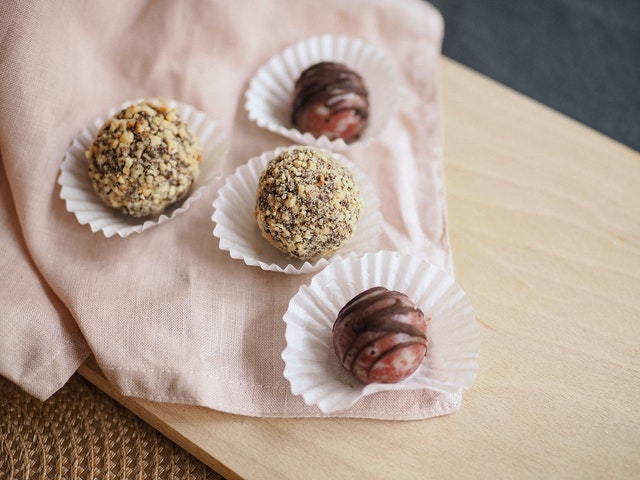 Peruse on to figure out how to make cocoa bombs with silicone or acrylic molds and the contrast between semi-sweet, milk chocolate, and white chocolate. In this article, I will guide you on how to make cocoa bombs
